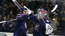 Nick Foligno a branká Sergej Bobrovskij se radují z výhry svého Columbusu....