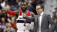 Washingtonský rozehráva John Wall (vlevo) a jeho trenér Scott Brooks dolaují...