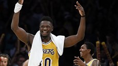 Julius Randle (vlevo) a Louis Williams z LA Lakers se radují z výhry nad Golden...