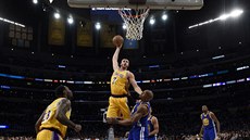 Larry Nance Jr. z Los Angeles Lakers smeuje pes Davida Westa z Golden State.