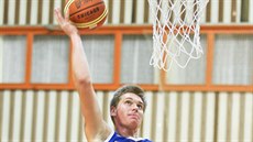 Ondej Pnika z Basketbal Olomouc zakonuje na ko UP Olomouc.