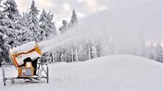 Vleka�i na �erné ho�e intenzivn� zasn�ují sjezdovku And�l, která se otev�e u�...