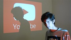 V anket� se m�sto ptá, zda má z�ídit obchod s pot�ebami pro youtubery...