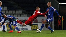 Olomoucký záloník Jakub Petr (v modrém) bhem utkání s Ústím nad Labem