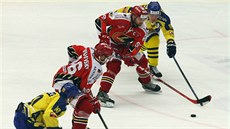 Momentka z duelu hokejistů Prostějova (červená) a Přerova