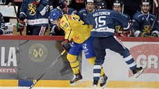 Miro Aaltonen z Finska (vpravo) a Linus Hultström ze �védská bojují u mantinelu...