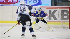 Plzeský Peter Frühauf zkouí v samostatném nájezdu pekonat Libora Kaíka ze...