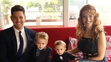 Michael Bublé, jeho manželka Luisana Lopilatová a jejich synové Noah a Elias...