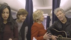 Hillary Clintonová a Jon Bon Jovi ve figurínové výzv
