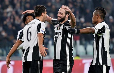 Radost fotbalist Juventusu po jednom ze tí gól do sít Pescary.