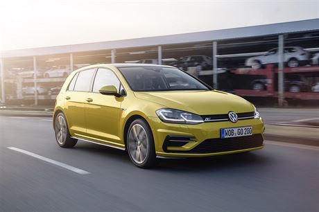 Volkswagen Golf je nejdleitjím modelem nmecké znaky, v podání Seatu a kody mu konkurují modely Leon a Octavia.