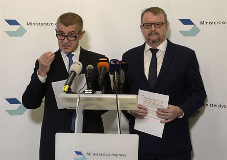 Ministr financí Andrej Babi a ministr dopravy Dan ok na tiskovém brífinku...