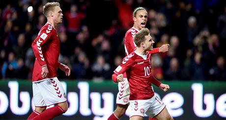 Dánský záloník Christian Eriksen (. 10) se raduje z gólu v kvalifikaním...