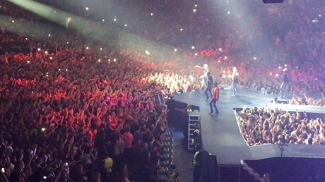 Bieber dovezl akrobaty i trampolínu. Koncert to vak nebyl