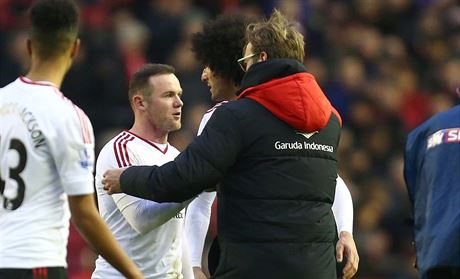Liverpoolský trenér Jürgen Klopp se zdraví s Waynem Rooneym z Manchesteru...