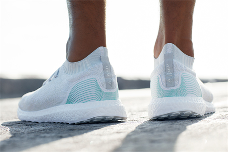 Boty adidas UltraBOOST Uncaged Parley jsou vyrobené z odpadk z oceánu.