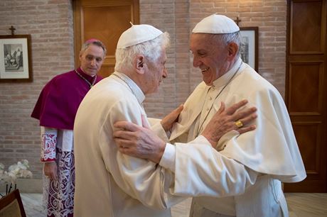 Pape Frantiek s emeritním papeem Benediktem XVI., kterému pijel pedstavit...