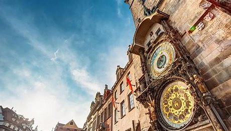 Dole orloj, nahoe skvostná vyhlídka na historické centrum Prahy, to je v...