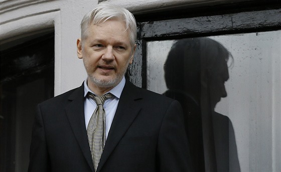 Julian Assange na balkon ekvádorské ambasády (5. 2. 2016)