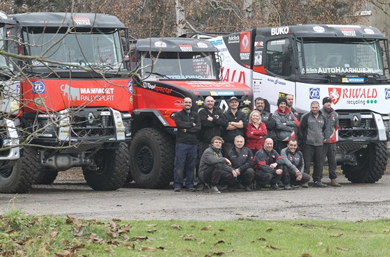 Tým idovického MKR Technology se svou chloubou, kamiony pro Dakar. Sherpa je...