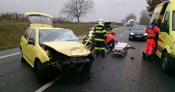 Nehoda dvou osobních aut na Hodonínsku (12. listopadu 2016).