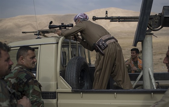Kurdský bojovník se dívá smrem na Mosul, který se koalice snaí dobýt z rukou...