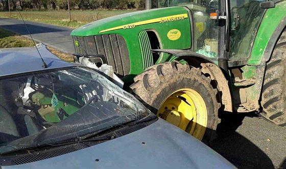 Tragicky skonila nehoda auta a traktoru v Jankovicích (13. listopadu 2016).