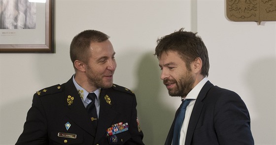 Generální editel Vzeské sluby R Petr Dohnal (vlevo) a ministr...