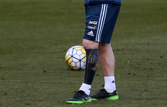 PERMANENTNÍ STULPNA? Lionel Messi své pedchozí tetování na levé noze pekryl...