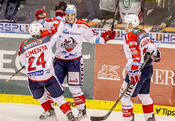 Hokejisté Dynama Pardubice se radují ze vstřelené branky proti Chomutovu.