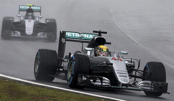 Lewis Hamilton a Nico Rosberg na okruhu v brazislkém Sao Paulu.