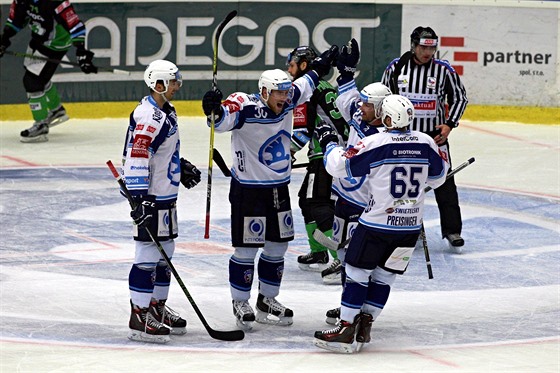 Hokejisté Plzně se radují ze vstřelené branky v zápase 20. kola extraligy proti...
