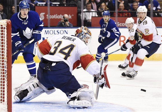 Branká Floridy James Reimer zasahuje proti stele Mitchella Marnera z Toronta.