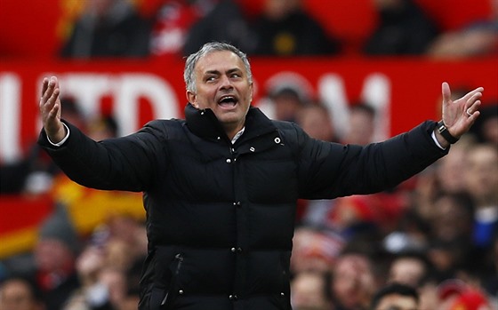 Trenér Manchesteru United José Mourinho se roziluje bhem zápasu proti Arsenalu.