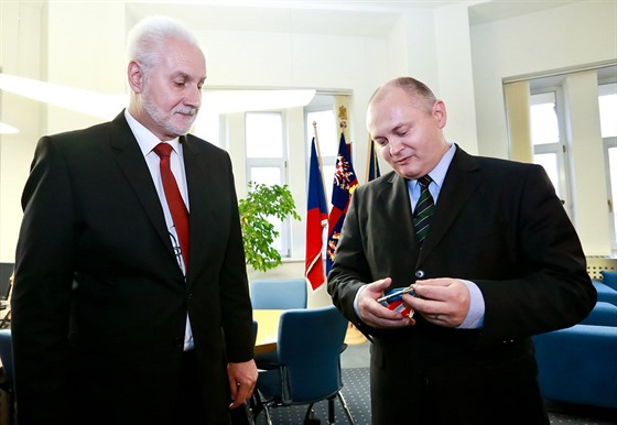 Před rokem čerstvě zvolený jihomoravský hejtman Bohumil Šimek (vlevo) se svým předchůdcem Michalem Haškem. (16. listopadu 2016)