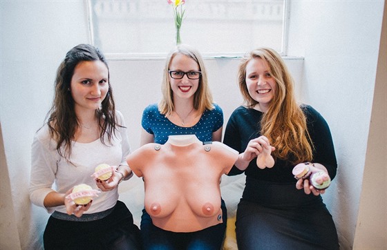 Nela (uprostřed) s modelem prsou