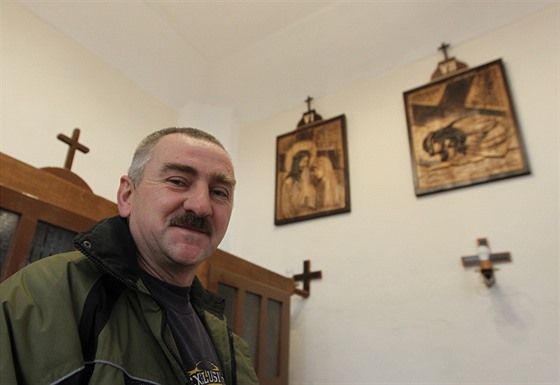 Řezbář Mykola Syrvatka původem z Ukrajiny vytvořil pro kostel v Lukavci...
