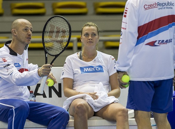 Petra Kvitová (uprosted) a kapitán Petr Pála (vlevo), archivní foto