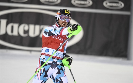 Marcel Hirscher slaví triumf ve slalomu v Levi.