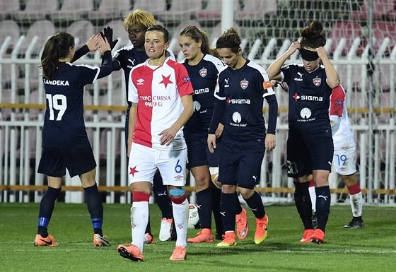 Zatímco slávistka Andrea Budoová kráí smutn od brány, fotbalistky Rosengardu...