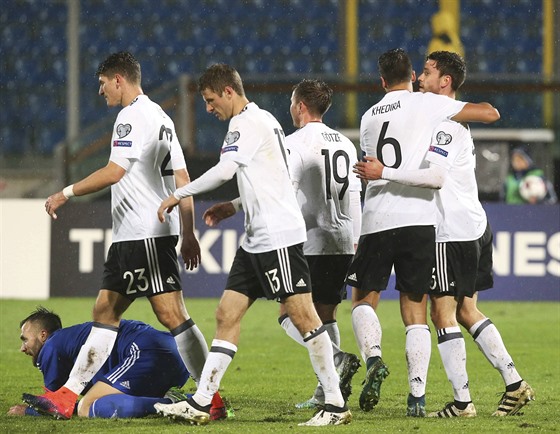 Nmetí fotbalisté se radují z gólu proti San Marinu.