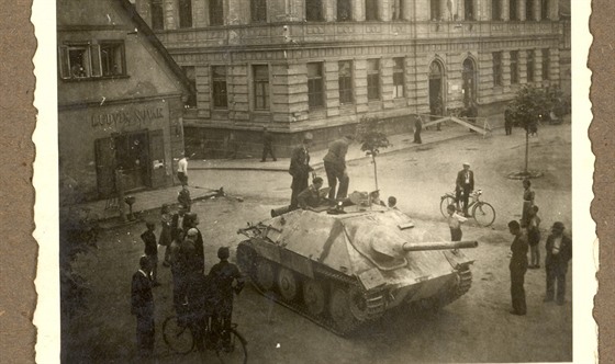 Česká Skalice, zadržený německý tank na náměstí.