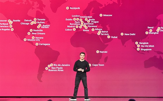 Zakladatel Airbnb Brian Chesky ped mapou mst, ve kterých bude do roka...