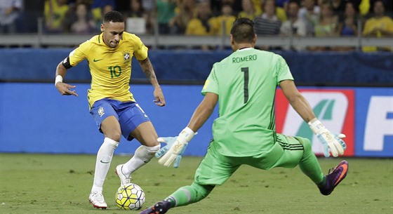 Brazilský kapitán Neymar v anci ped argentinským brankáem Sergiem Romerem.