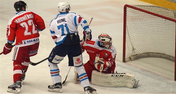 Chomutovský Ivan Huml práv pekonal olomouckého brankáe Martina Faltera.