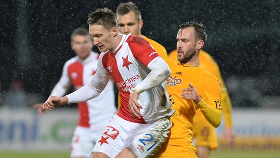 Milan koda (vlevo) ze Slavie bránný Branislavem Miloeviem z Dukly.