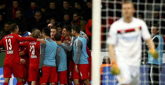 Zatímco Bernd Leno z Leverkusenu smutn odchází od branky, fotbalisté Lipska se...