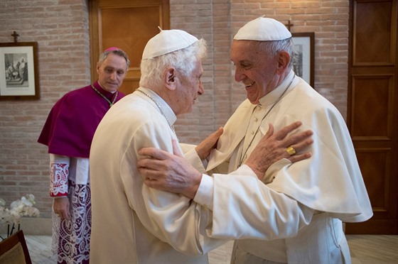 Papež František s emeritním papežem Benediktem XVI., kterému přijel představit...