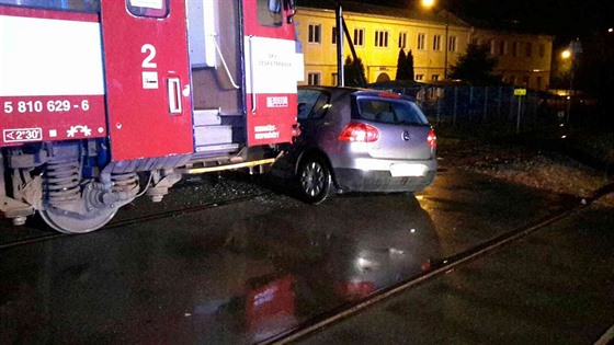 Na elezniním pejedu v Moravské Tebové se srazil osobní vlak s automobilem,...