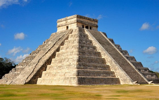 Slavná Kukulkánova pyramida je nejznámjí stavbou v Chichén Itzá v mexickém...